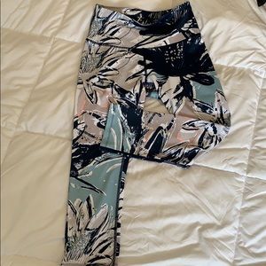 Soft floral patterned 3/4 length yoga leggings